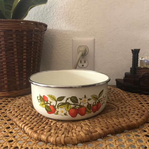 Kobe Kitchen Strawberry Enamel Nesting/Mixing Bowl - Picture 3 of 9